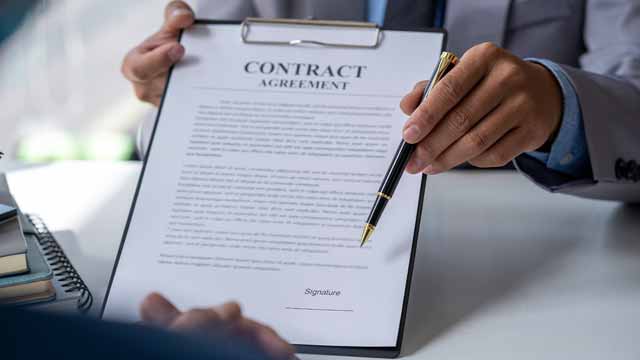 Contrato Frankenstein: o perigo de assinar um documento sem análise jurídica